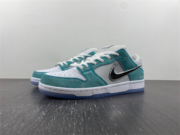 Nike SB Dunk Low FD2562-400